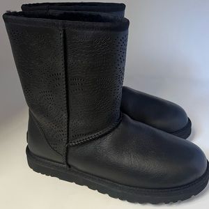 Ugg Triana Black Leather Perforated Shearling Boots 9 New 1006497